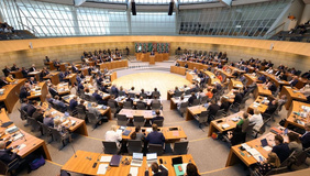 Der voll besetzte Plenarsaal des Landtags NRW. 