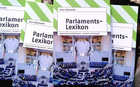 Mehrere nebeneinander liegende Exemplare des Parlamentslexikons.