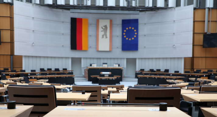 Der leere Plenarsaal des Berliner Abgeordnetenhauses.