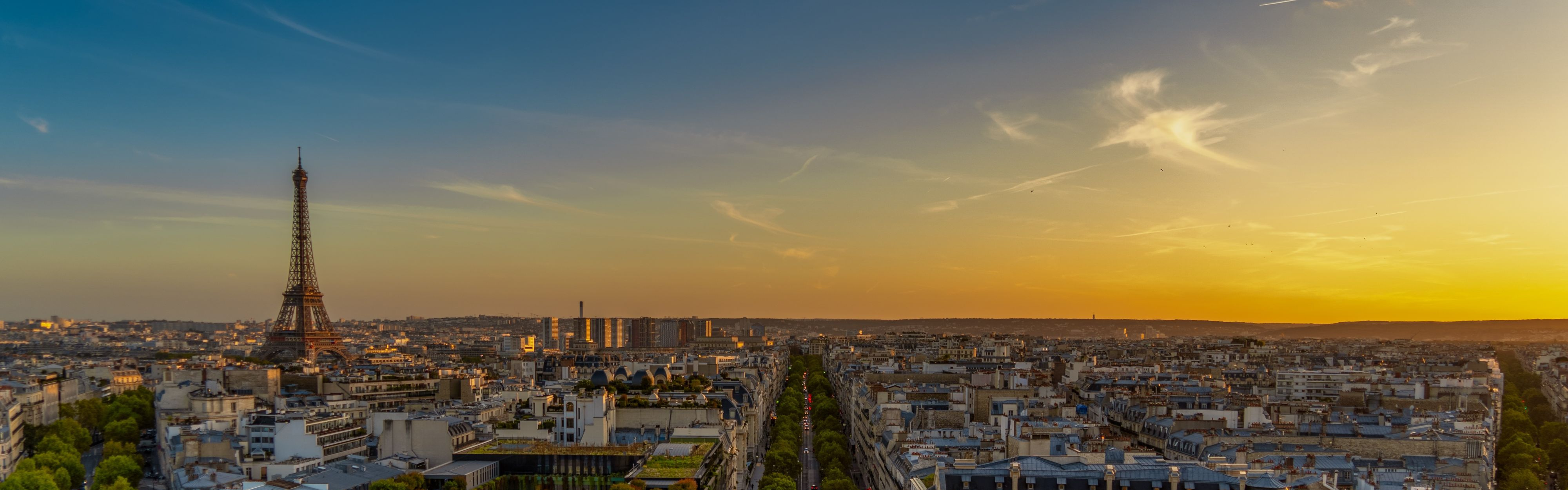 Ein Blick auf Paris mit dem Eiffelturm in der untergehenden Sonne.