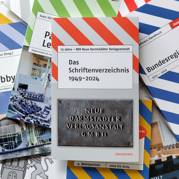 Mehrere bunt gestreifte Taschenbücher aus dem Verlag NDV Kürschners Politikkontakte. Oben auf liegt das Buch "Schriftenverzeichnis 1949-2024".