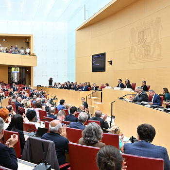 Der voll besetzte Plenarsaal des Bayerischen Landtags.