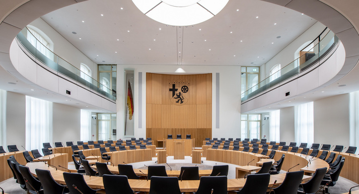 Der leere Plenarsaal des Landtags Rheinland-Pfalz.